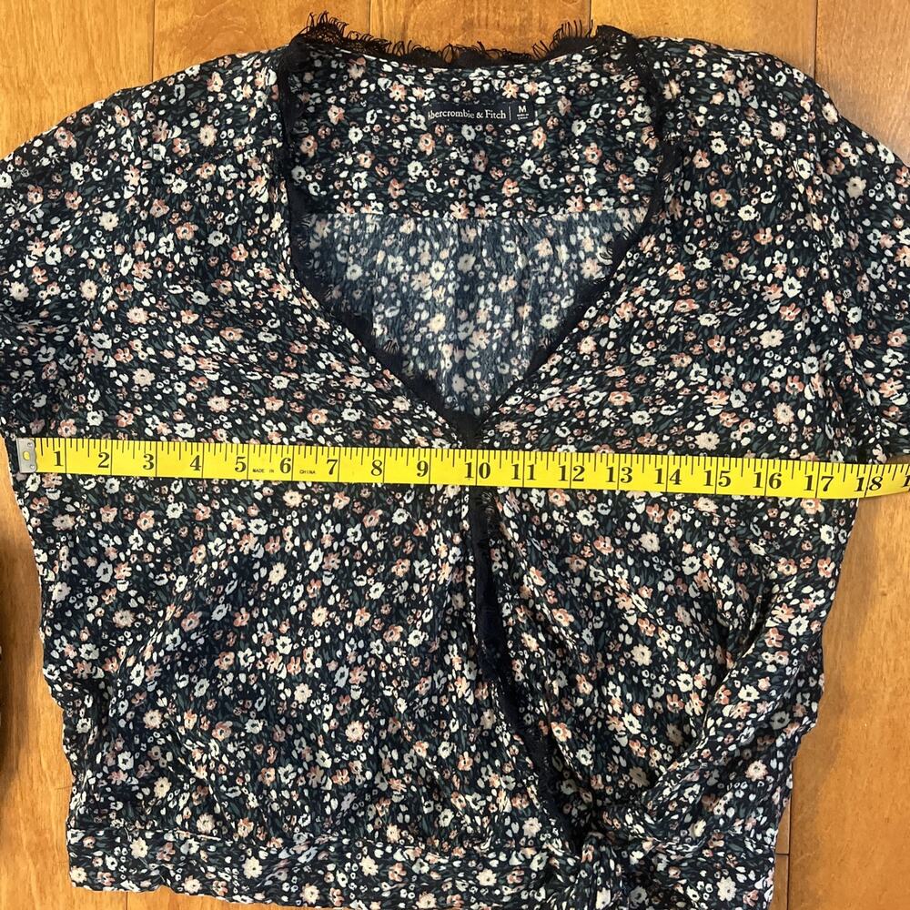 Abercrombie & Fitch Floral Wrap Top Size M Navy Cottagecore Boho Lace Trim - Picture 4 of 9